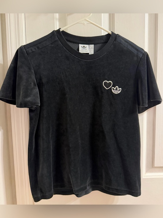 adidas Tops - Adidas Originals Heart Shaped Patch Velour
Tee Size Medium Black Flutter Sleeves
